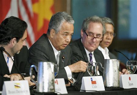 共同記者会見する甘利ＴＰＰ相（左から２人目）。同３人目はフロマン米通商代表＝７月３１日、米ハワイ州ラハイナ（共同）