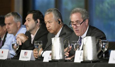共同記者会見するフロマン米通商代表（右端）。その隣は甘利ＴＰＰ相＝７月３１日、米ハワイ州ラハイナ（共同）