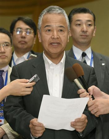 最終日の協議を前に、厳しい表情で報道陣の質問に答える甘利ＴＰＰ相＝７月３１日、米ハワイ州カパルア（共同）