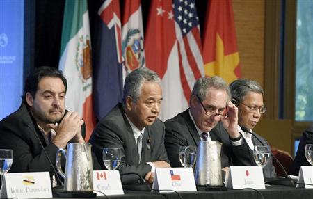 共同記者会見する甘利ＴＰＰ相（左から２人目）。同３人目はフロマン米通商代表＝７月３１日、米ハワイ州ラハイナ（共同）