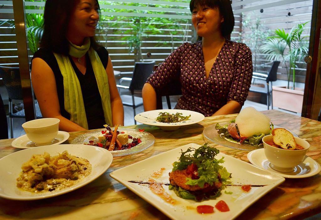 オーガニック料理「炭ｂｉｏ」とのコラボレーションで「菌活コースメニュー」を開発した「菌美女会」の袖山洋子さん（左）＝東京都渋谷区