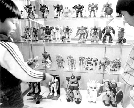 機動戦士ガンダムをモデルにしたプラモデル第１弾が１９８０年に発売され、小中学生を中心に大ブームとなった＝１９８２年４月