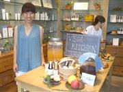 食品事業を「５年後に１０億円単位の規模にしたい」と語るビーバイイーの杉谷社長＝東京・北青山