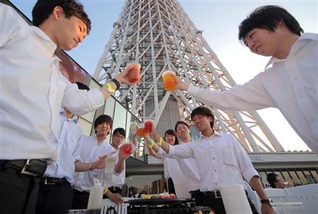 連日の猛暑でビアガーデンは予約が取りにくい状況になっている＝東京都都墨田区（早坂洋祐撮影）