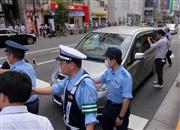 地検に送検するため万世橋警察署を出る、仮想通貨「ビットコイン」取引所・マウントゴックス社CEOのマルク・カルプレス容疑者を乗せた警察車両＝８月２日午前、東京都千代田区（早坂洋祐撮影）