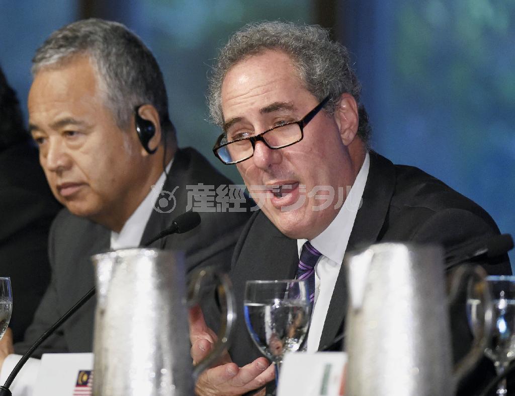 交渉参加１２カ国の閣僚らと共同記者会見するマイケル・フロマン米通商代表（右）。左は甘利明（あまり・あきら）ＴＰＰ（環太平洋経済的連携協定）担当相＝２０１５年７月３１日、米ハワイ州ラハイナ（共同）