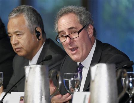 交渉参加１２カ国の閣僚らと共同記者会見するマイケル・フロマン米通商代表（右）。左は甘利明（あまり・あきら）ＴＰＰ（環太平洋経済的連携協定）担当相＝２０１５年７月３１日、米ハワイ州ラハイナ（共同）