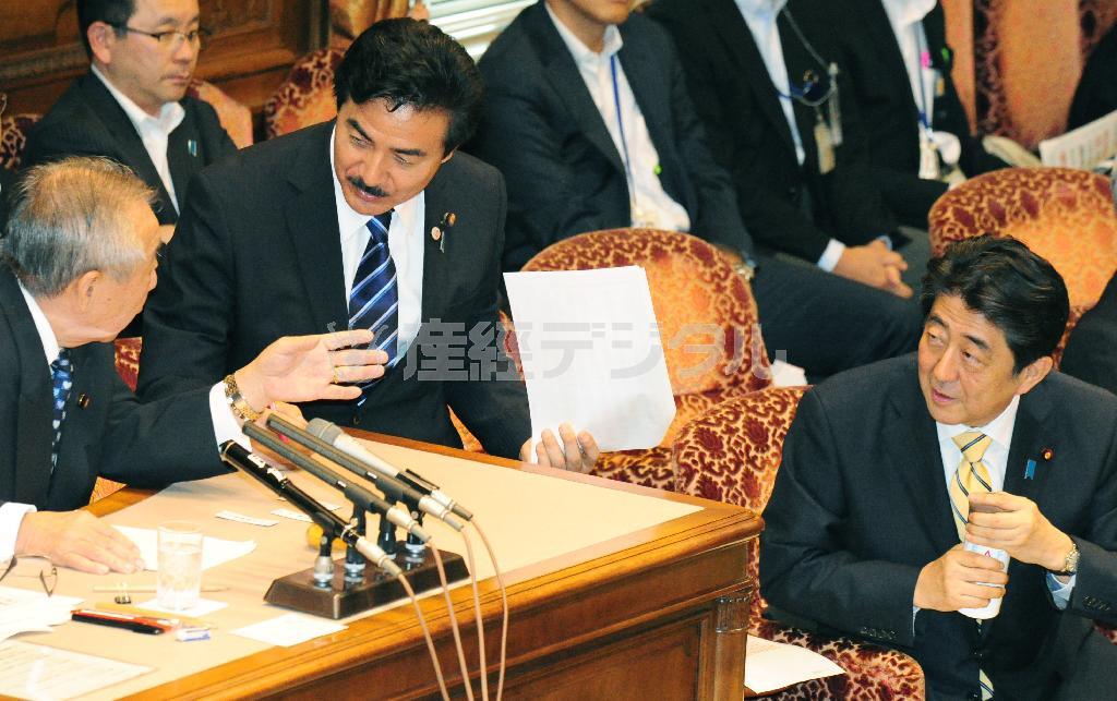 参院平和安全法制特別委員会で、安倍晋三（しんぞう）首相（右）に話しかける鴻池祥肇（こうのいけ・よしただ）委員長（左）と佐藤正久筆頭理事（中）＝２０１５年７月３０日午前、国会・参院第１委員会室（斎藤良雄撮影）