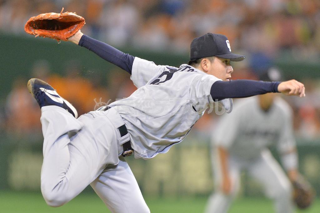 緩急のピッチングで巨人を完封した中日・若松駿太＝２０１５年８月２日、東京都文京区・東京ドーム（納冨康撮影）