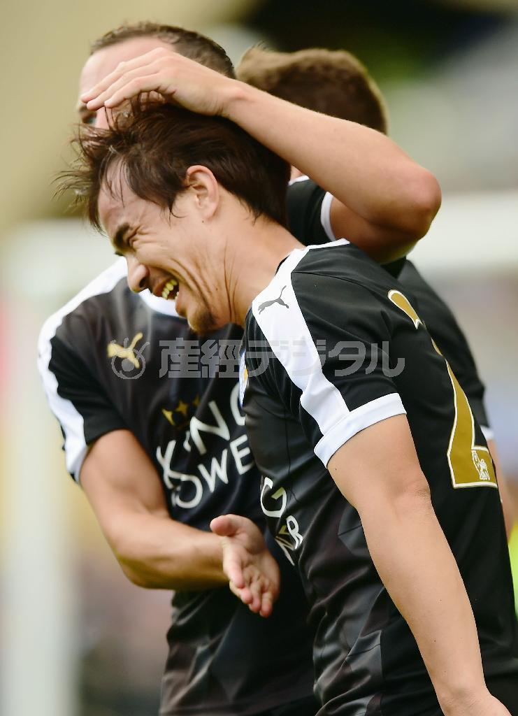 練習試合のバーミンガム戦で得点し、チームメートから祝福されるレスターの岡崎慎司＝２０１５年８月１日、英国・バーミンガム（ゲッティ＝共同）