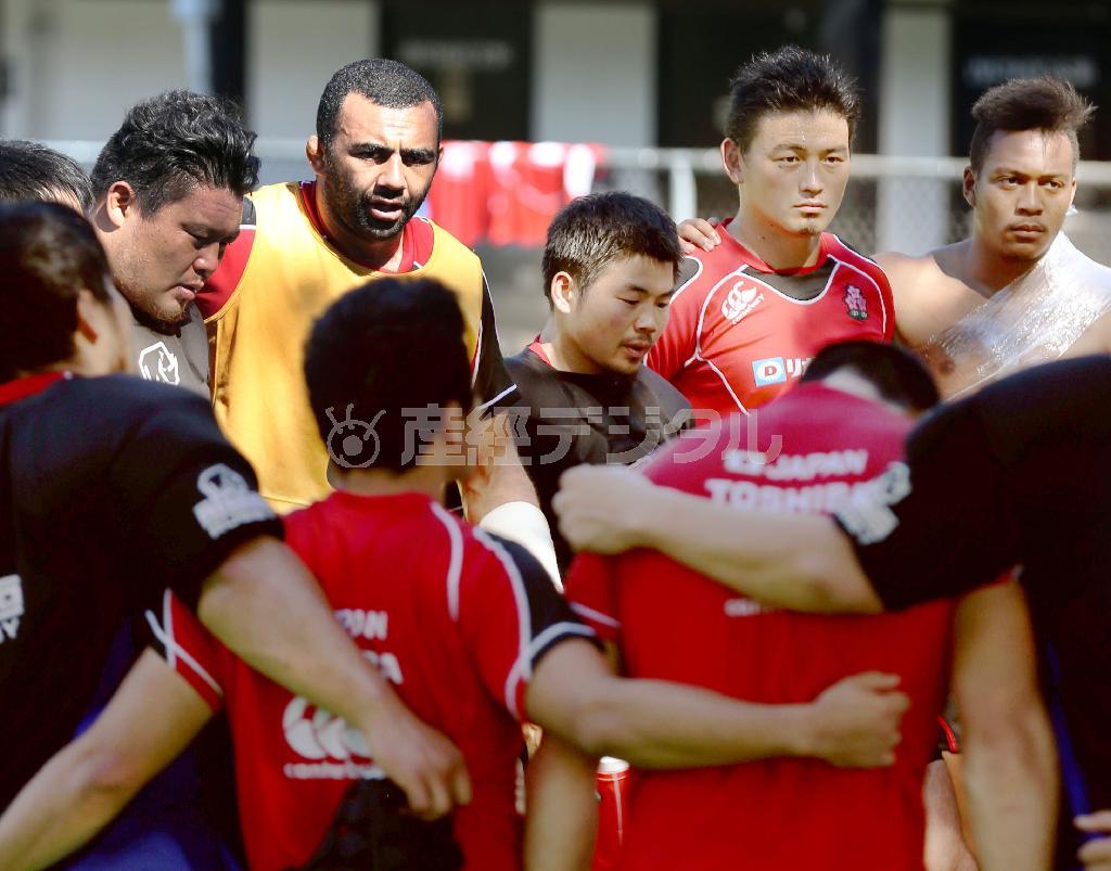 練習中に円陣を組み、厳しい表情でメンバーに声をかける日本代表のリーチ・マイケル主将（奧右から４人目）＝２０１５年８月１日、カナダ・ブリティッシュコロンビア州バンクーバー（共同）