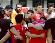 練習中に円陣を組み、厳しい表情でメンバーに声をかける日本代表のリーチ・マイケル主将（奧右から４人目）＝２０１５年８月１日、カナダ・ブリティッシュコロンビア州バンクーバー（共同）