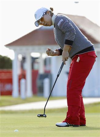 第３ラウンド、１８番でバーディーパットを沈めガッツポーズする宮里美香＝２０１５年８月３日、英国・ターンベリー・エイルサコース（共同）