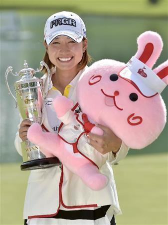 通算９アンダーで、７年ぶりのツアー２勝目を挙げた原江里菜＝２０１５年８月２日、山梨県南都留郡 鳴沢村の鳴沢ＧＣ（共同）