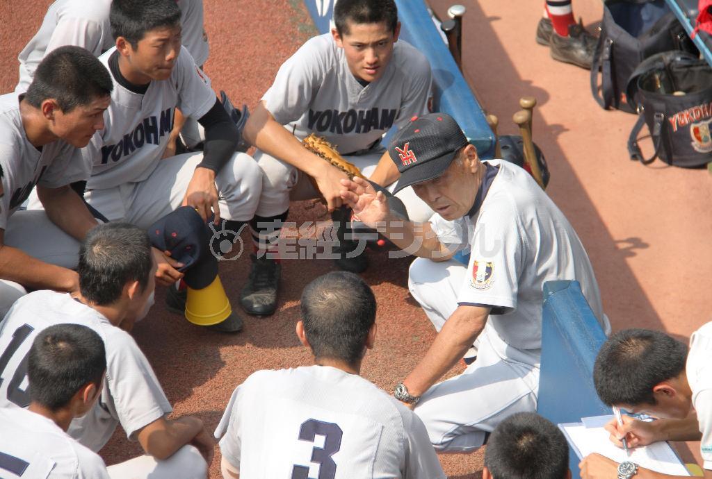 神奈川大会決勝で、六回の攻撃前にベンチ前で選手に指示を出す横浜の渡辺元智（もとのり）監督＝２０１５年６月２８日、神奈川県横浜市中区の横浜スタジア（共同）