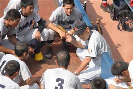 神奈川大会決勝で、六回の攻撃前にベンチ前で選手に指示を出す横浜の渡辺元智（もとのり）監督＝２０１５年６月２８日、神奈川県横浜市中区の横浜スタジア（共同）