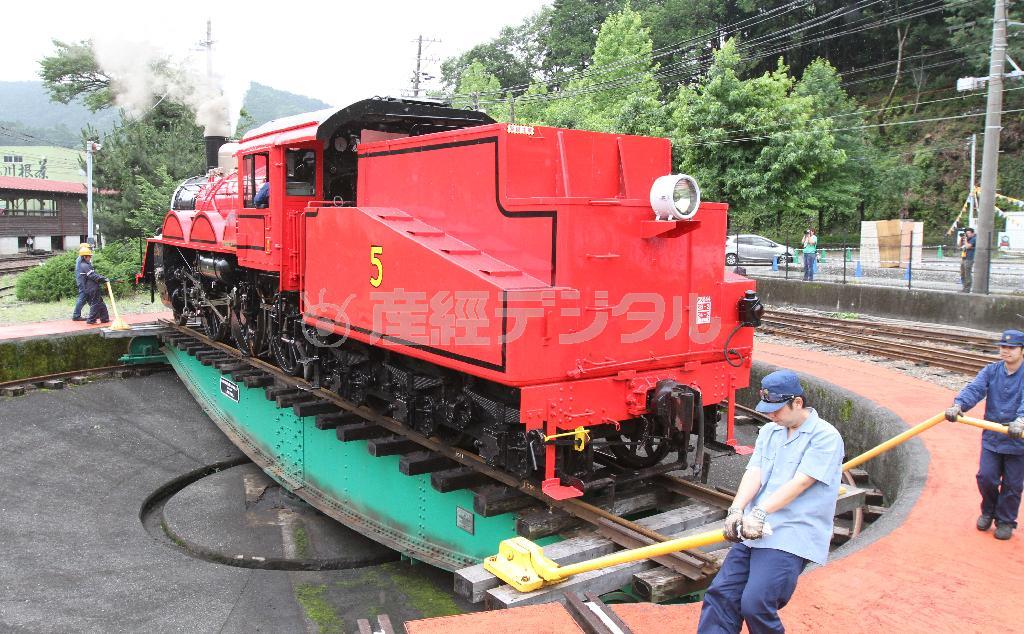 千頭駅（せんずえき）で人力の転車台に乗せられて方向転換する紅いＳＬジェームス号＝２０１５年７月７日、静岡県榛原郡川根本町（尾崎修二撮影）。（Ｃ）２０１５＿Ｇｕｌｌａｎｅ（Ｔｈｏｍａｓ）Ｌｉｍｉｔｅｄ．