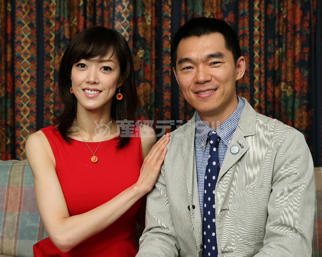 加東大介を演じる柳家花緑（やなぎや・かろく）さん（右）と妻の京町みち代とオランダ人女性リリィの２役を演じる大和悠河（やまと・ゆうが）さん＝２０１５年７月２０日、東京都江東区（小野淳一撮影）