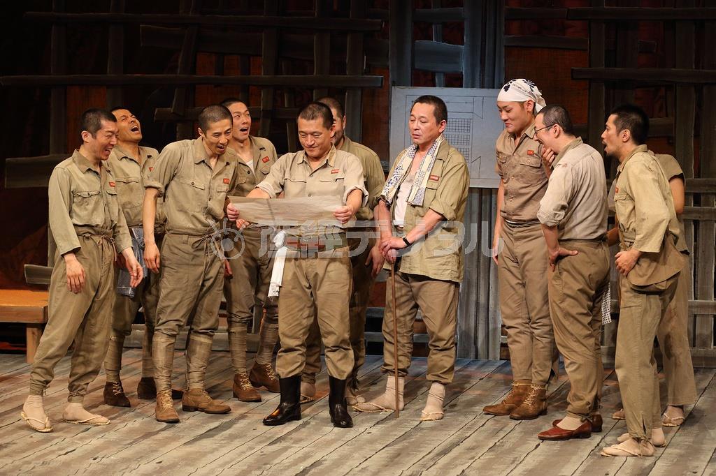 舞台「南の島に雪が降る」（西川信廣演出）。８月６日公演（小林万里さん撮影、提供写真）