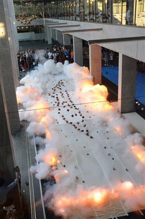 蔡國強の火薬発火によるドローイング「島」（点火直後）＝２０１５年７月２５日、新潟県の越後妻有地域（十日市、中魚沼郡津南町、原圭介撮影）