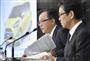 ２０１５年４～６月期連結決算について記者会見する、トヨタ自動車の大竹哲也常務役員（左）ら＝４日午後、東京都文京区