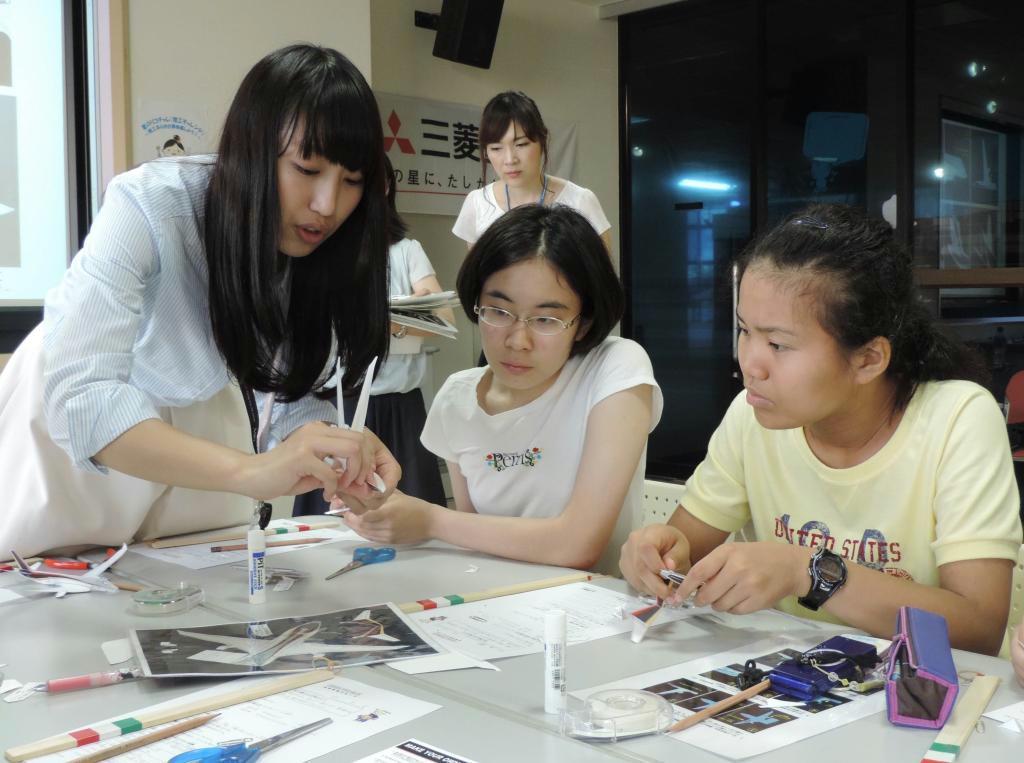 三菱重工は「未来のリケジョ」を育成する理科教室を開催した＝３日、横浜市西区