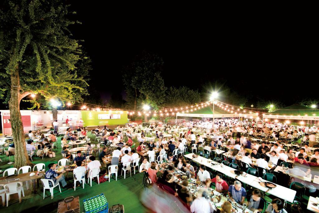 ロイヤルホールディングスグループが運営する「森のビアガーデン」は予約が取りにくい状況が続く＝東京都新宿区（同社提供）