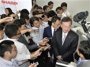 ２０１５年４～６月期連結決算を発表し、記者の取材に応じるシャープの高橋興三社長（右端）＝２０１５年７月３１日、東京都港区（共同）