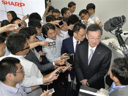 ２０１５年４～６月期連結決算を発表し、記者の取材に応じるシャープの高橋興三社長（右端）＝２０１５年７月３１日、東京都港区（共同）