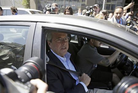 自らが高く評価する「ウーバー」を利用して移動する共和党のジェブ・ブッシュ氏。ウーバーのビジネスモデルの是非が、大統領選の新たな争点として浮上している＝２０１５年７月１６日、米カリフォルニア州サンフランシスコ（ＡＰ）