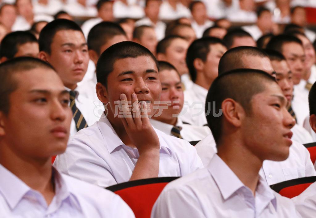 抽選会を見つめる早実・清宮（きよみや）幸太郎（中央）＝２０１５年８月３日、大阪府大阪市北区のフェスティバルホール（松永渉平撮影）