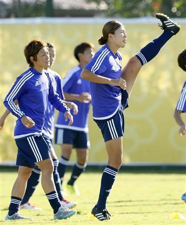韓国戦に向け、調整する川村優理（ゆうり、右）ら＝２０１５年８月３日、中国・湖北省武漢市（共同）