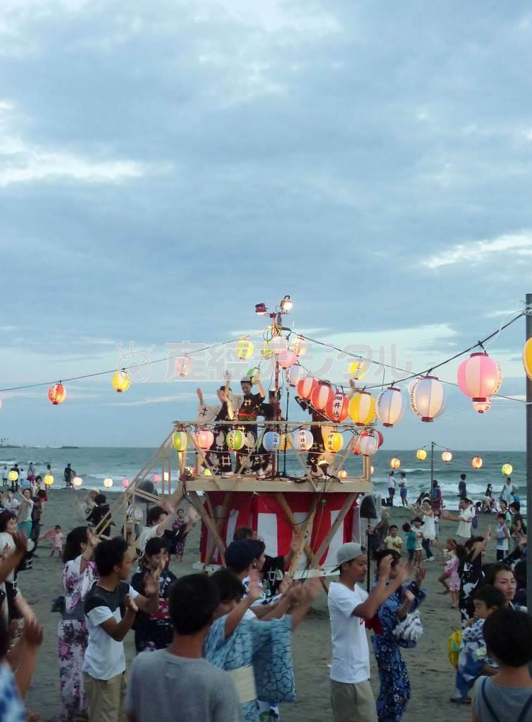 炭坑節からご当地の材木座音頭まで、たくさんの人が踊りの輪に加わった＝２０１５年７月９日、神奈川県鎌倉市