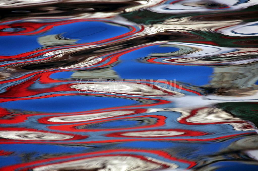 「ＹＵＲＡＧＩ＿波光」。日の出直後に通りかかった川崎の運河で、対岸の建物が水面に映る様子を撮影。ゆらぎの可能性を探るきっかけとなった作品＝２００７年１月、神奈川県川崎市（遠藤湖舟さん撮影）。（Ｃ）Ｋｏｓｈｕ＿ＥＮＤＯ