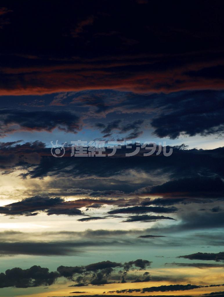 「天空の色彩」。前線が通過した後は雲が流れて空が美しいことたわかっていたので、この日も期待して多摩川河川敷へ赴くと、西の空の低いところに５色の美しい空を見付けシャッターを切った。５色の空にはそれ以来出合っていない＝２００４年８月、自宅近くの多摩川で撮影（遠藤湖舟さん撮影）。（Ｃ）Ｋｏｓｈｕ＿ＥＮＤＯ