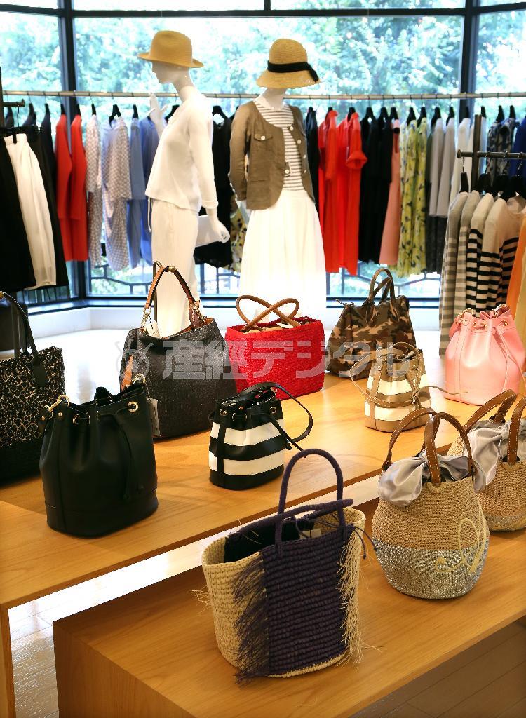 光の差し込む明るい店内には、ファッションにあわせやすいバッグも豊富にそろえている＝２０１５年７月２７日、東京都新宿区（小野淳一撮影）