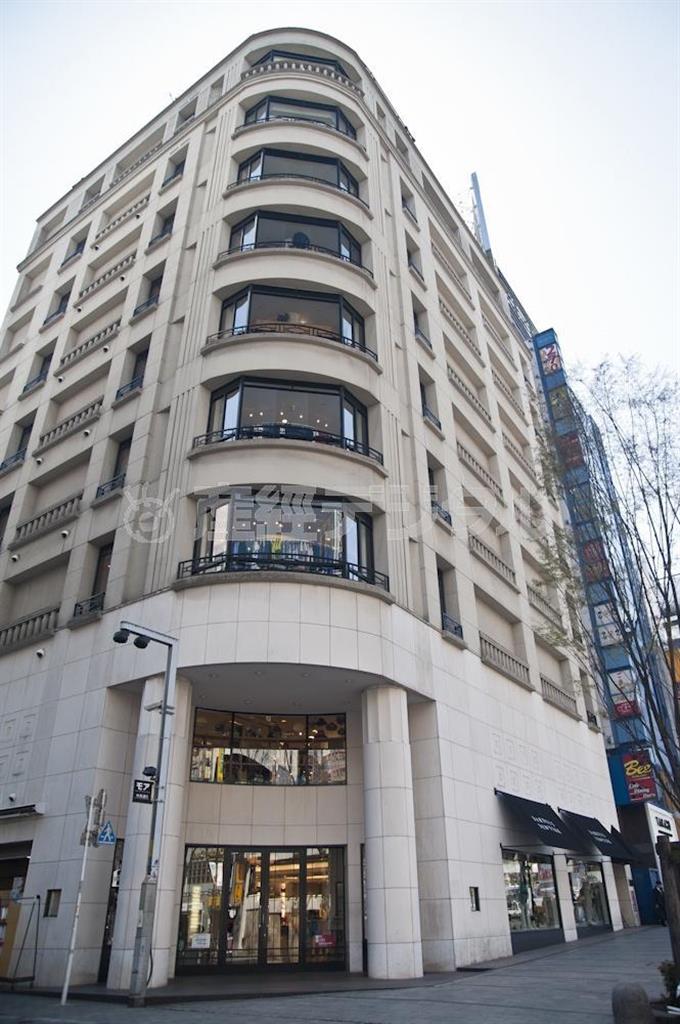 バーニーズ＿ニューヨーク新宿店外観＝２０１３年３月２１日（提供写真）