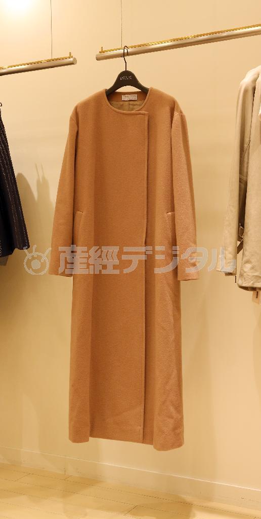 「ＡＫＡＮＥ＿ＵＴＳＵＮＯＭＩＹＡ」によるコート（８万９０００円）。今年はどのブランドもコートの着丈が長め。太めＩラインのコーディネートに羽織るには、ロングの着丈がバランス良好。首もとの開き、丸みを帯びたショルダーライン、絶妙なキャメル色が女性らしさを引き立たせる＝２０１５年７月２７日、東京都新宿区（小野淳一撮影）