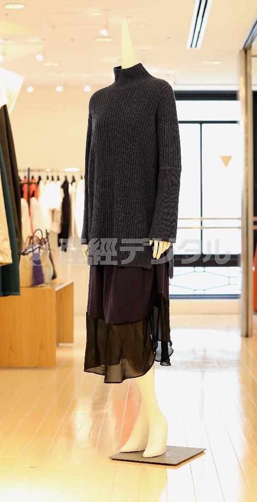 「ＡＫＡＮＥ＿ＵＴＳＵＮＯＭＩＹＡ」によるブルービッグシルエットニット（４万６０００円）とアシンメトリースカート（２万９０００円）。二ットを得意とするブランド。今年のトレンドである太目のＩラインシルエットをかなえるニットと、ロング丈でも重さを感じさせない透け感のあるアシンメトリーなスカートが女性らしいコーディネート＝２０１５年７月２７日、東京都新宿区（小野淳一撮影）