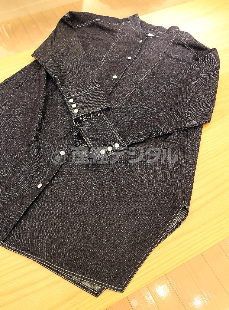 「ＡＫＡＮＥ＿ＵＴＳＵＮＯＭＩＹＡ」デザインのデニムチュニック（３万３０００円）。張り感のあるデニム素材で着るときれいなシルエット、袖をまくるなどアレンジもしやすい。カジュアル過ぎず、オフィスシーンにも取り入れやすい。そろいのパンツがある他、シンプルなパンツにあわせてもおしゃれ＝２０１５年７月２７日、東京都新宿区（小野淳一撮影）