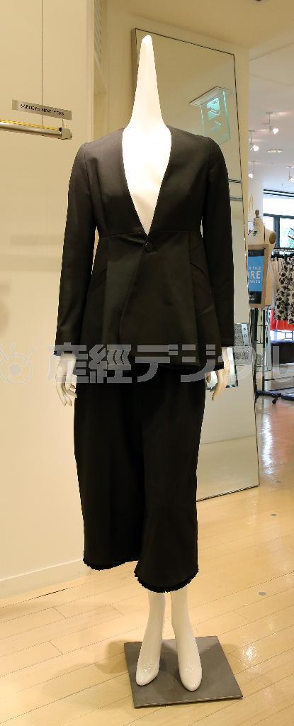 「ＴＡＲＯ＿ＨＯＲＩＵＣＨＩ」によるオリジナルの黒ジャケット（６万円）と黒ガウチョパンツ（４万６０００円）、インナーの白ブラウス（３万９０００円）。ブランドの特徴の一つである構築的なシルエットのジャケットは、裾に上品なフリンジがあしらわれ、モード感たっぷり。おそろいのガウチョパンととともにセットアップとして着ると大人の遊び心が印象づけられる＝２０１５年７月２７日、東京都新宿区（小野淳一撮影）