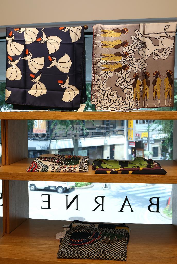 踊り子や動物、植物などを幾何学模様風にデザインした、今年のトレンドを反映するキンロックのスカーフ（上段２点、各２万９０００円）＝２０１５年７月２７日、東京都新宿区（小野淳一撮影）