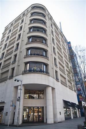 バーニーズ＿ニューヨーク新宿店外観＝２０１３年３月２１日（提供写真）