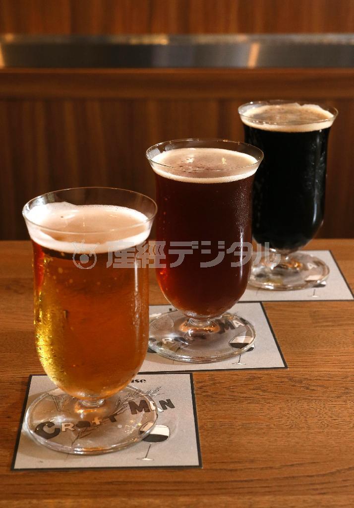 クラフトビール「３種類飲み比べセット」。手前から「ゴールデンエール」「アルト」「マンデリンフレンチコーヒースタウト」＝２０１５年７月２２日、京都市下京区（志儀駒貴撮影）