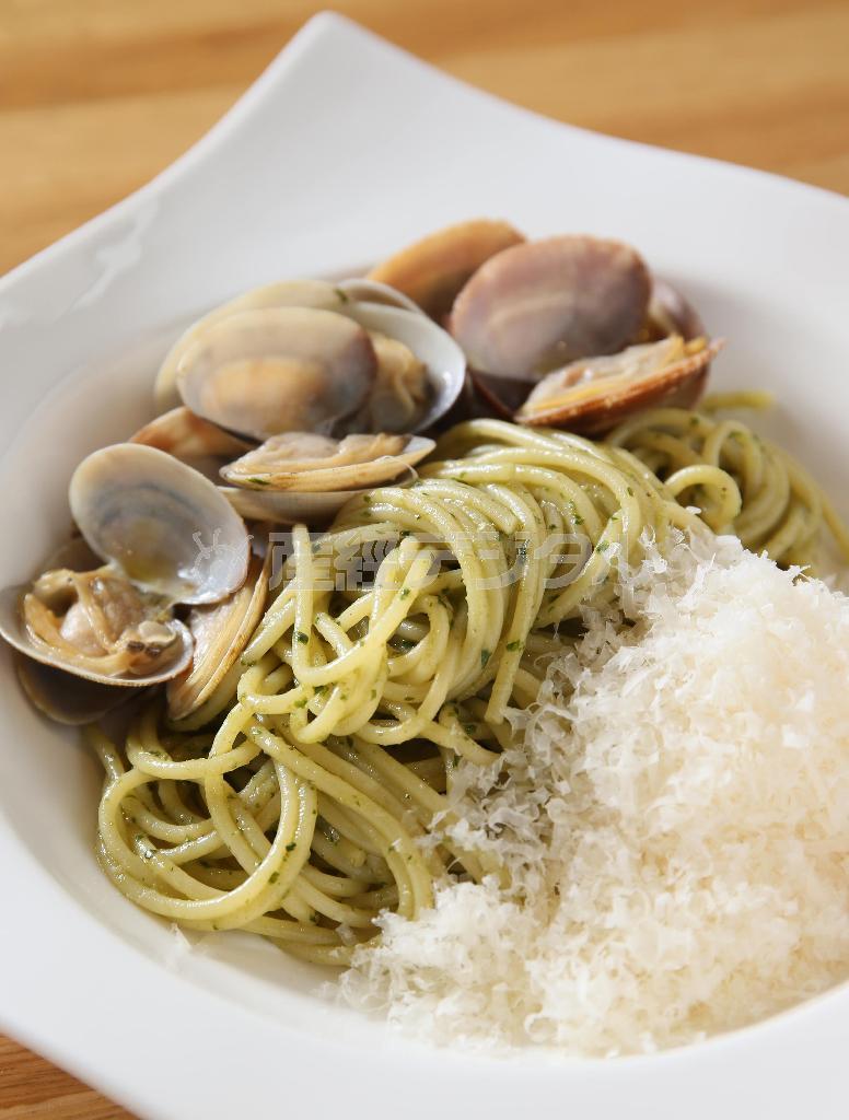 「あさりのパスタ＿ジェノベーゼ風」は山盛りのチーズをからめて。三色の盛りつけも斬新＝２０１５年７月２２日、京都市下京区（志儀駒貴撮影）