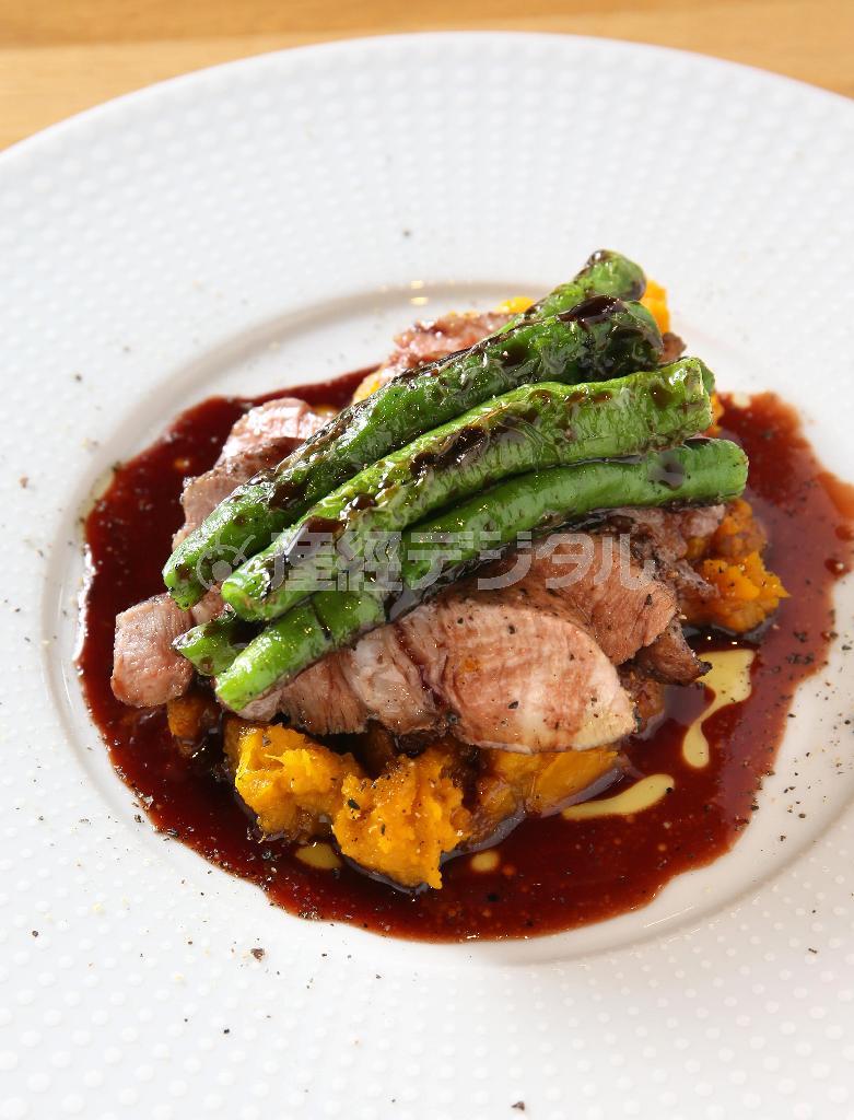 ボリュームたっぷりの「養老豚の直火焼き」。ジューシーな豚肉とあっさりした赤ワインソースが相性抜群＝２０１５年７月２２日、京都市下京区（志儀駒貴撮影）