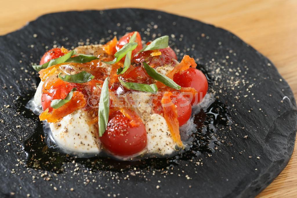 「水牛モッツァレラとトマトのカプレーゼ」は、ミントジュレとドライアプリコットをのせて＝２０１５年７月２２日、京都市下京区（志儀駒貴撮影）