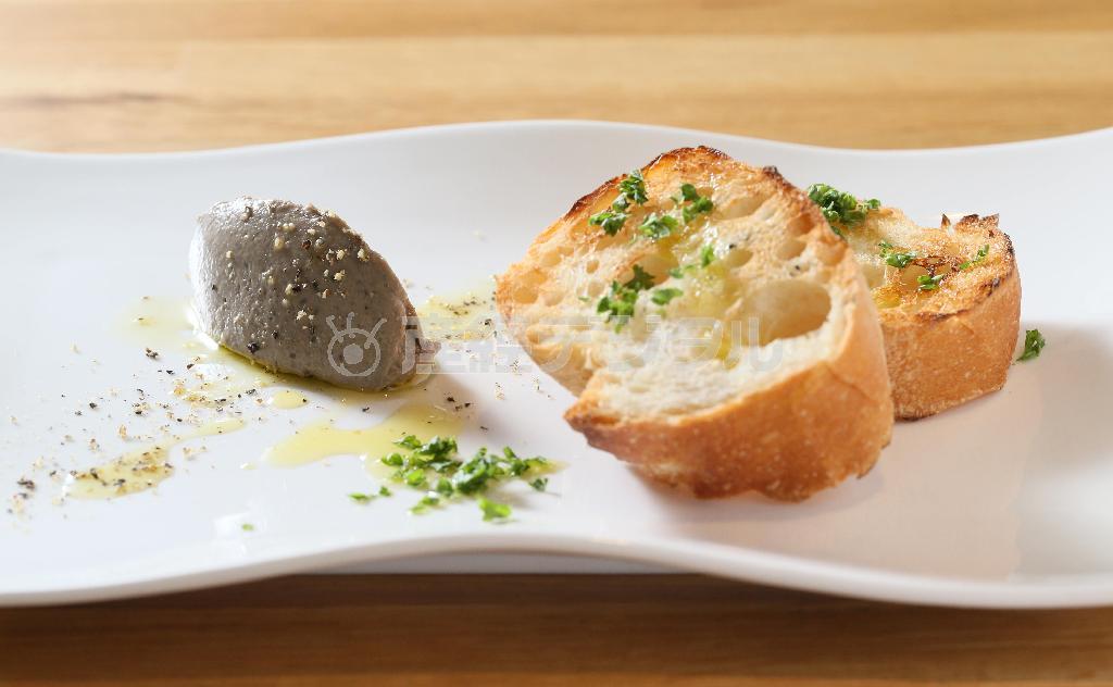 カリカリに焼いたバゲットとなめらかなレバーペースト。「スタウト（クラフトビールの１種）と合います」＝２０１５年７月２２日、京都市下京区（志儀駒貴撮影）