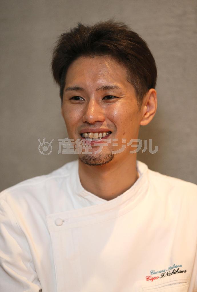 リストランテ出身の西川文啓シェフ。西川さんの料理を目当てに訪れる客も多い＝２０１５年７月２２日、京都市下京区（志儀駒貴撮影）