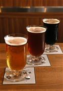クラフトビール「３種類飲み比べセット」。手前から「ゴールデンエール」「アルト」「マンデリンフレンチコーヒースタウト」＝２０１５年７月２２日、京都市下京区（志儀駒貴撮影）